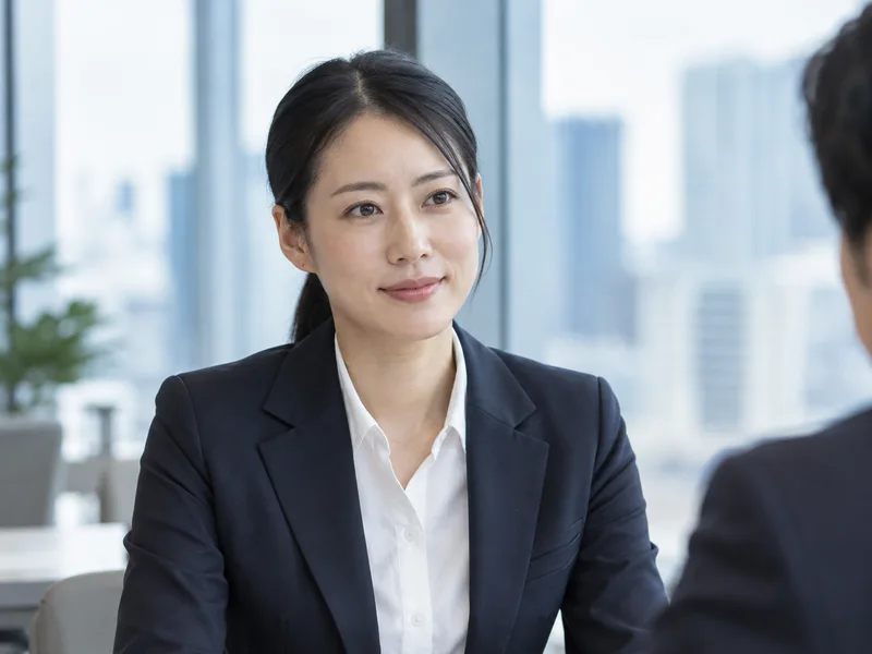 職場で対話する人のイメージ