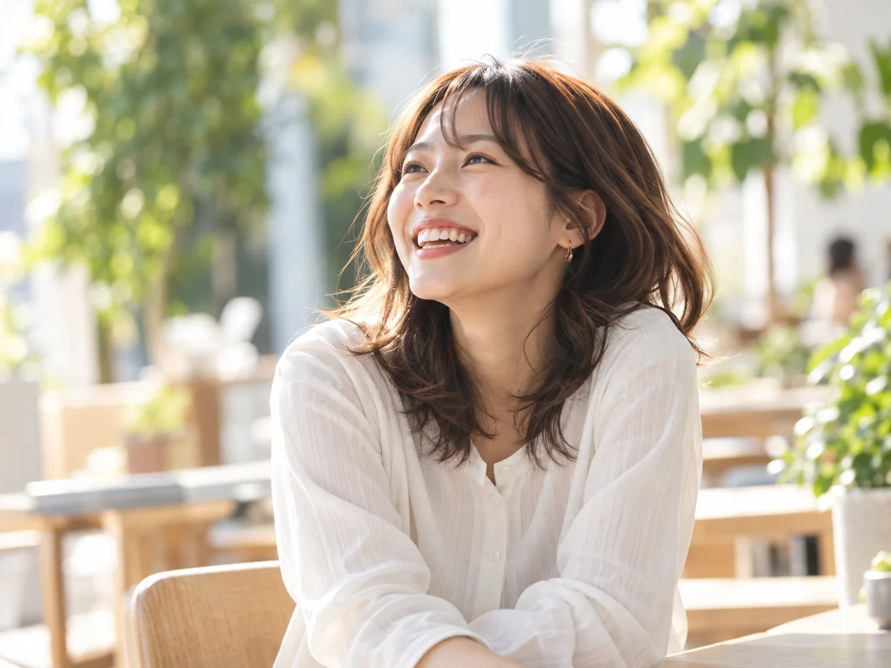 SNS運用支援をイメージした職場の人物